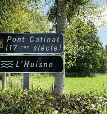 Visite guidée de Mauves-sur-Huisne, du Pont Catinat à l'église Saint-Pierre