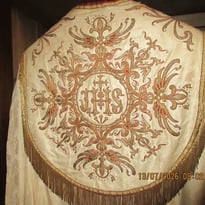 Visite guidée de l'exposition de vêtements et d'objets liturgiques et montée au clocher