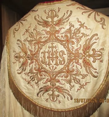 Visite guidée de l'exposition de vêtements et d'objets liturgiques et montée au clocher