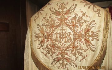 Visite guidée de l'exposition de vêtements et d'objets liturgiques et montée au clocher